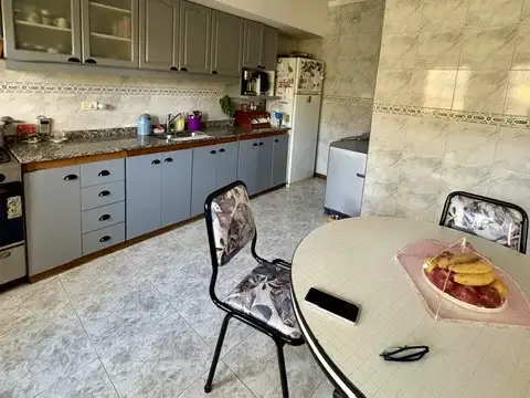 CASA SOBRE LOTE PROPIO CON AMPLIO LOCAL EN EXCELENTE UBICACIÓN.