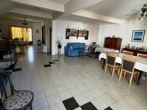 CASA SOBRE LOTE PROPIO CON AMPLIO LOCAL EN EXCELENTE UBICACIÓN.