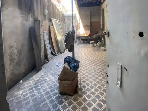 LOCAL S/AV RIVADAVIA CON VIVIENDA EN PLANTA ALTA