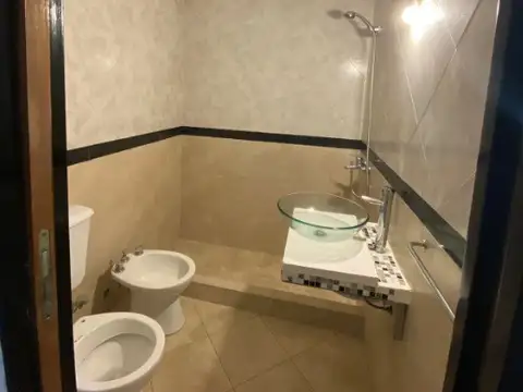 DUPLEX DE 2 AMBIENTES EN ALQUILER CON COCHERA Y PATIO EN VILLA LUZURIAGA