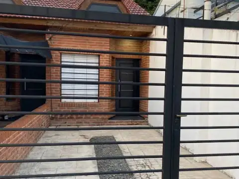 DUPLEX DE 2 AMBIENTES EN ALQUILER CON COCHERA Y PATIO EN VILLA LUZURIAGA