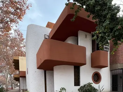 Venta  de casa / duplex  sexta sección ubicación privilegiada