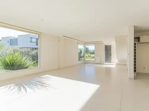 Casa 6 ambientes con 4 baños