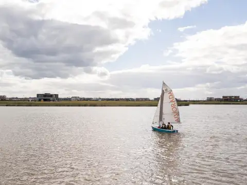 lote al lago central barrio Amarras