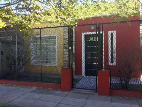 Casa en venta c/ cochera en Castelar