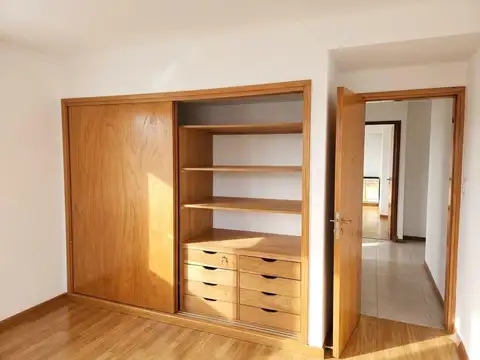 Casa en Alquiler con 2 cocheras