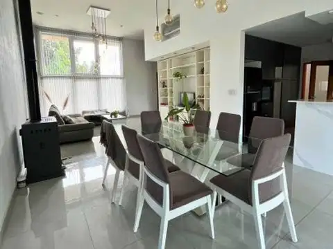 Casa en Venta con 5 cocheras