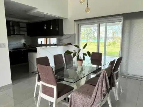 Casa en venta: 4 ambientes en el barrio Area de 60