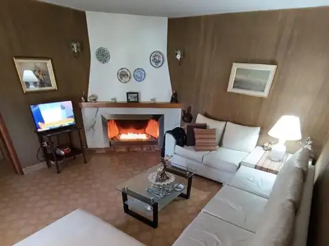 CASA CINCO AMBIENTES A LA VENTA, JARDIN Y COCHERA