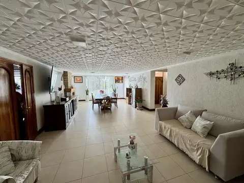 Casa en Venta con 2 cocheras