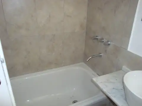 MONOAMBIENTE AL CONTRA FRENTE CON BALCON CON COCHERA