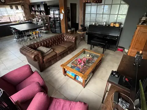 Casa en Venta con 3 cocheras