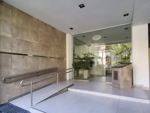 HERMOSO AMBIENTE AMPLIO DIVISIBLE – AL FRENTE C/BALCON REGIA VISTA - ORIENTACION ESTE – OPTIMO ESTADO – MUY BUENOS DETALLES