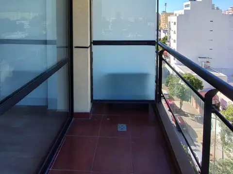 HERMOSO AMBIENTE AMPLIO DIVISIBLE – AL FRENTE C/BALCON REGIA VISTA - ORIENTACION ESTE – OPTIMO ESTADO – MUY BUENOS DETALLES