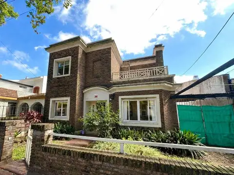 VENTA - CASA DE 3 DORMITORIOS CON JARDIN Y COCHERA - ALBERDI