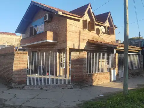 CASA 4 AMBIENTES DOS PLANTAS + DPTO 2 AMBIENTES