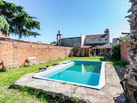 Venta Permuta casa pileta  jardin apto crédito Ituzaingo Castelar/