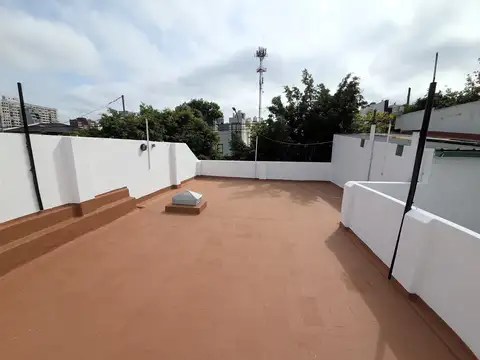 PH 2 AMB con patio y terraza de 108m² (son Cub 40,55 m²). Zona tranquila. Sin expensas.