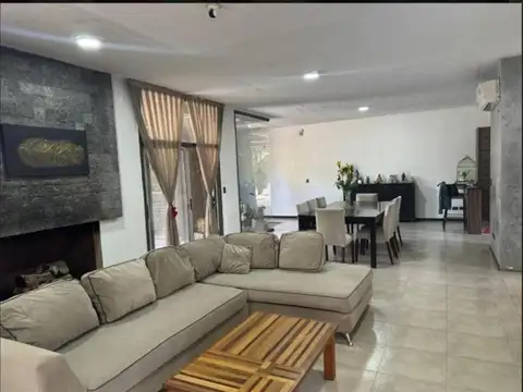 VENTA CASA 5 AMBIENTES. PARQUE LELOIR