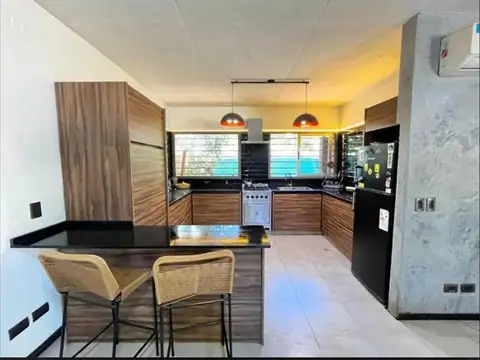 VENTA CASA 5 AMBIENTES. PARQUE LELOIR