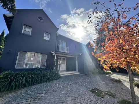 Casa en Venta  impecable en  Barrio Cerrado La Colina