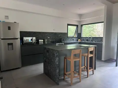 Casa 4 ambientes con 2 baños