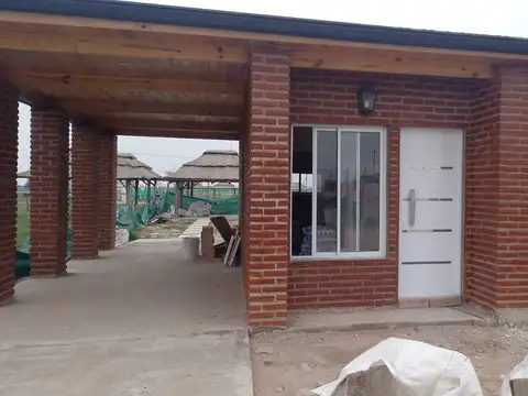 EXCELENTE CASA DE 3 AMBIENTES CON QUINCHO Y PISCINA.-