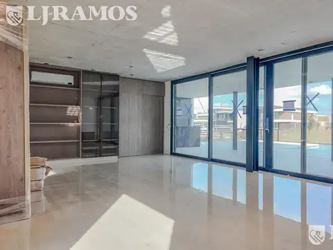 Casa en Alquiler con 3 cocheras