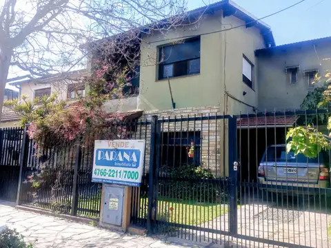 AMPLIO CHALET EN 2 PLANTAS DE 5 AMBIENTES CON PISCINA