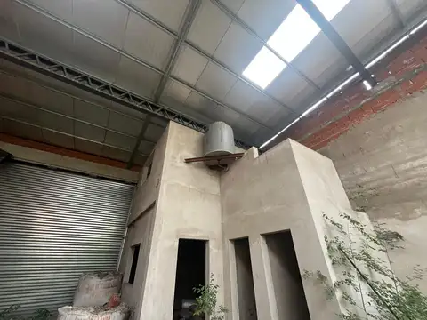 Amplio galpón Malvinas 1369