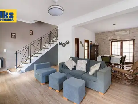 Venta. Casa 4 ambientes. Patio y Jardin. Barrio cerrado.