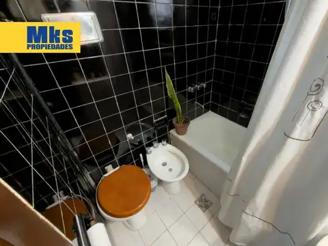 Venta. Casa 4 ambientes. Patio y Jardin. Barrio cerrado.