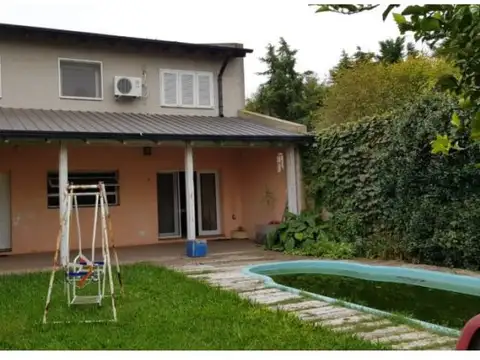 Casa 8 ambientes con 2 baños