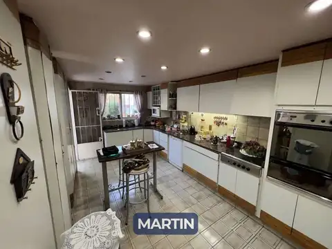 Casa en Venta con 3 cocheras