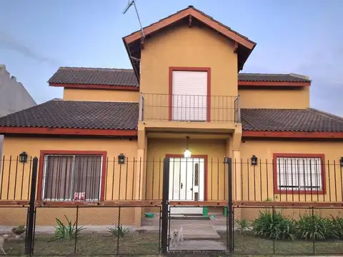 VENTA CASA 4 AMBIENTES LA CAUTIVA  PTE:DERQUI