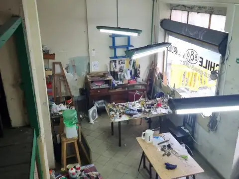 Local, dos vidrieras con sótano y entrepiso