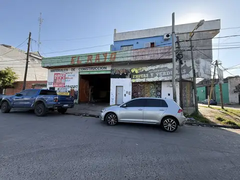Lote de 800m², 225m² cubiertos. Salida a 3 calles. A metros de ruta Nacional n°4 y minutos de Ruta 8