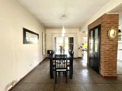 Casa de 3 dormitorios con patio y cocheras en venta en Gonnet sobre Calle 505 Bis [Cod: ]