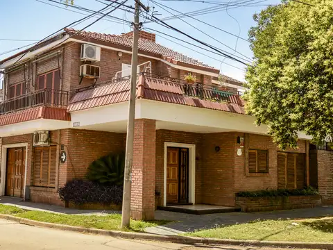 HERMOSA CASA DE TRES DORMITORIOS Y COCHERA PASANTE