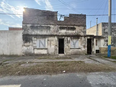 VENTA - CASA CON DOS DEPARTAMENTOS INTERNOS - ROSARIO