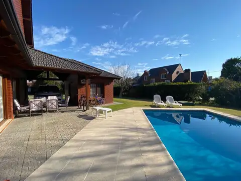 Hermoso chalet de 290 m2 sobre 2 lotes. Excelente mantenimiento.