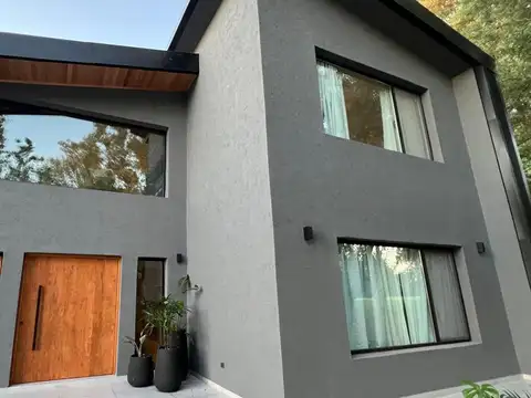 Casa 6 ambientes con 4 baños