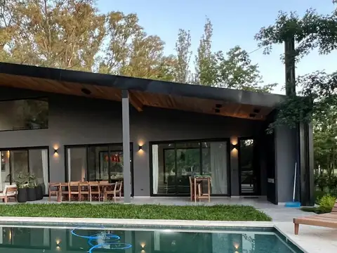 Exclusiva, moderna y cálida casa de 6 ambientes en Barrio Privado Tessalia / Tierra de Centauros