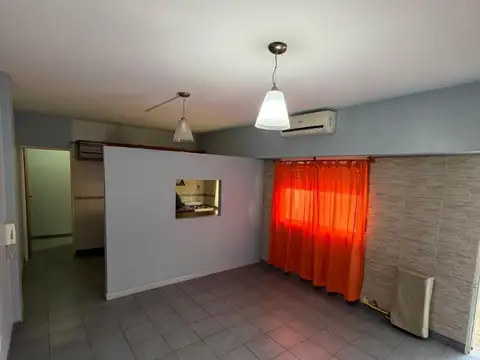 Departamento dos ambientes con patio. EXCELENTE UBICACIÓN!