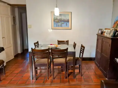 Casa en Venta en Adrogué Centro: Recientemente Remodelada y