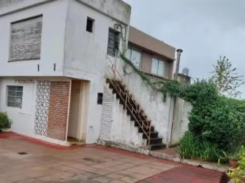 Casa en venta - 4 Dormitorios 2 Baños - Luján