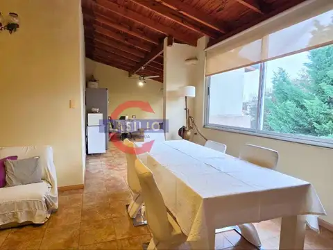 CASA MULTIFAMILIAR DE 2 PLANTAS CON JARDÍN Y COCHERA PASANTE