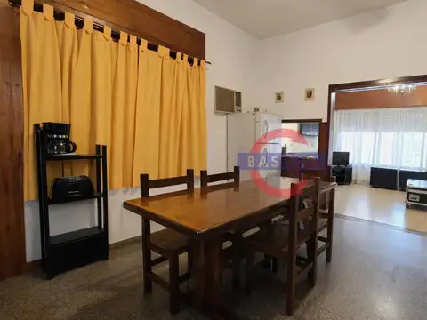 CASA EN VENTA MULTIFAMILIAR DE 2 PLANTAS EN CARAPACHAY CON JARDÍN Y COCHERA PASANTE