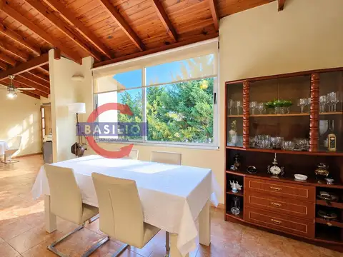 CASA EN VENTA MULTIFAMILIAR DE 2 PLANTAS EN CARAPACHAY CON JARDÍN Y COCHERA PASANTE