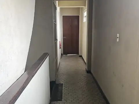 Se alquila luminoso dpto de 3 amb con balcón